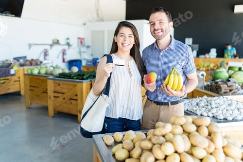 Preview: Happy Couple Paying For Their Food At Market