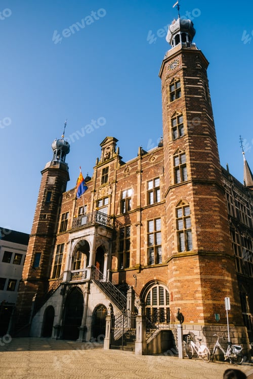 Vista previa: Ayuntamiento de Venlo, Países Bajos, en un día soleado contra el cielo azul. Venlo, Países Bajos
.