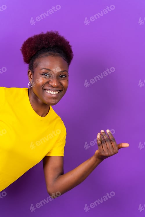 Preview: Young african american woman isolated on a purple background inviting to come with her hand
