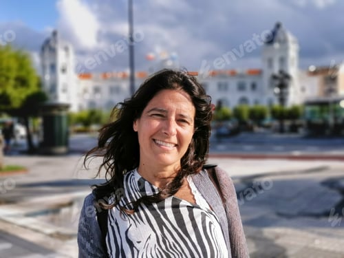 Preview: Portrait of a cheerful Hispanic woman