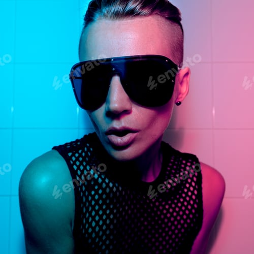 Preview: Tomboy Girl with short hair and luxury sunglasses. Fashion Party