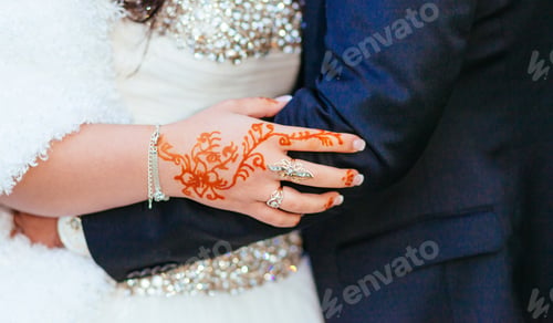 Preview: Bride henna carved beautiful 's hand