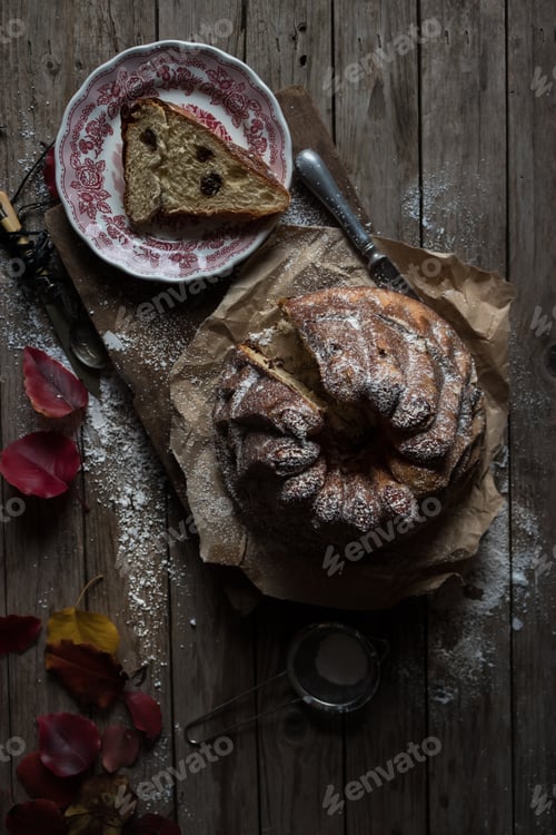 Preview: Autumn leaves near yummy Kugelhopf