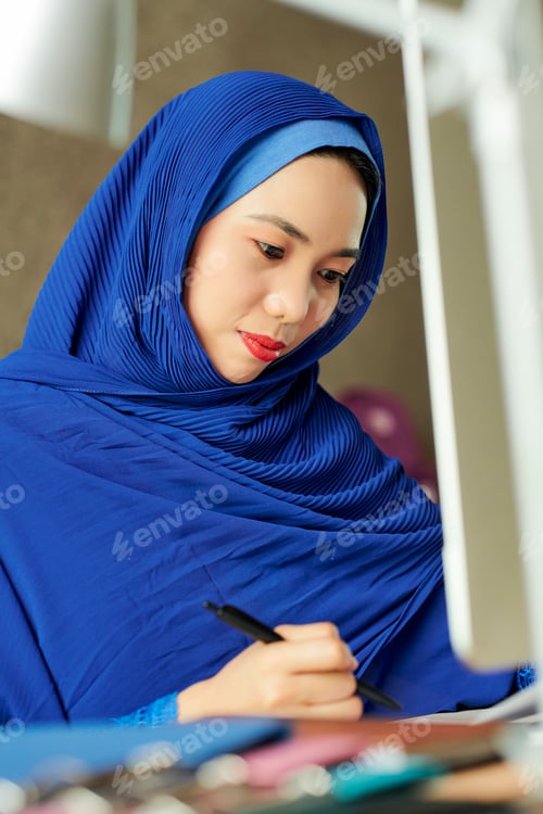 Preview: Office manager in hijab