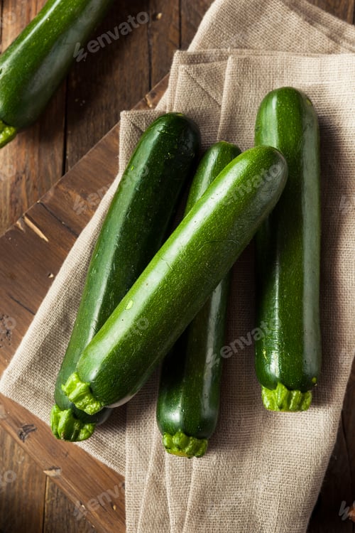 Vista previa: Raw Green Organic Zucchini Squash