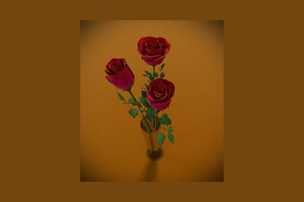 Preview: Red roses in gold vase