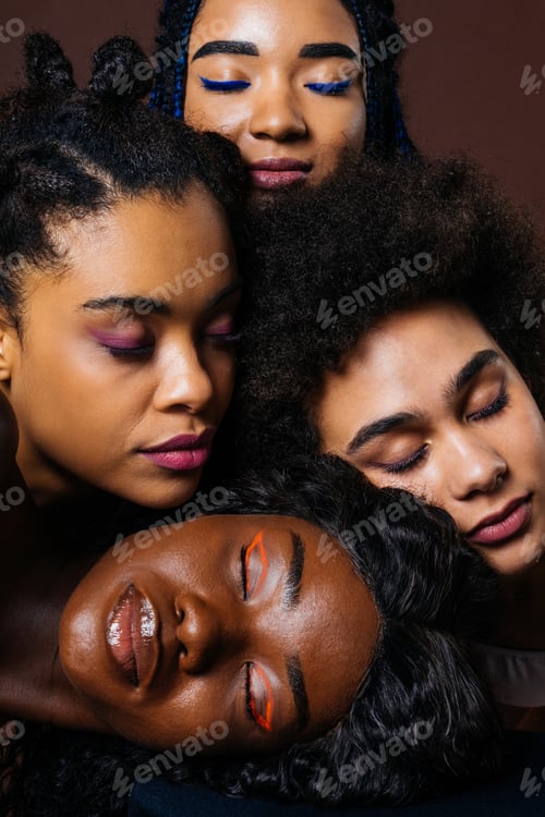 Preview: Beautiful black women posing in studio