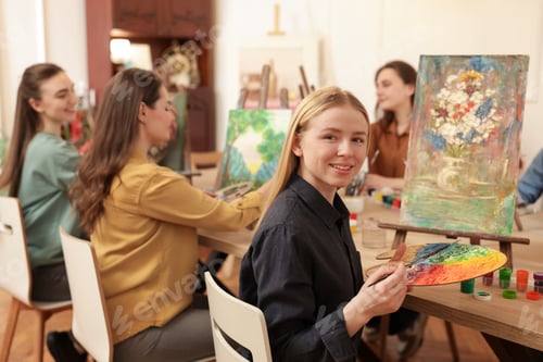 Vista previa: Group of women learning to draw at table in class