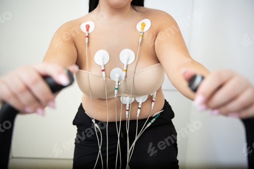 Preview: Obese woman undergoing a detailed cardiovascular fitness assessment in a modern clinic