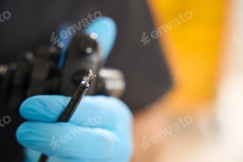 Vista previa: Endoscopist preparing to take tissue sample for examination