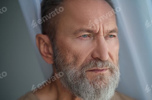 Vorschau: Niedermütiger gutaussehender kaukasischer Mann, der in Gedanken versunken ist