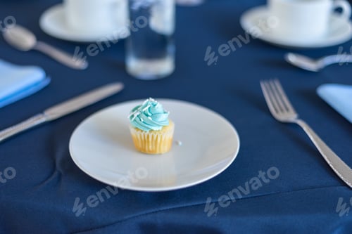 Preview: Small cupcake on plate