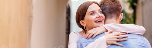 Vista previa: foto panorámica de una joven feliz abrazando a su novio