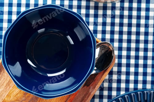 Preview: Empty blue ceramic bowl on kitchen table