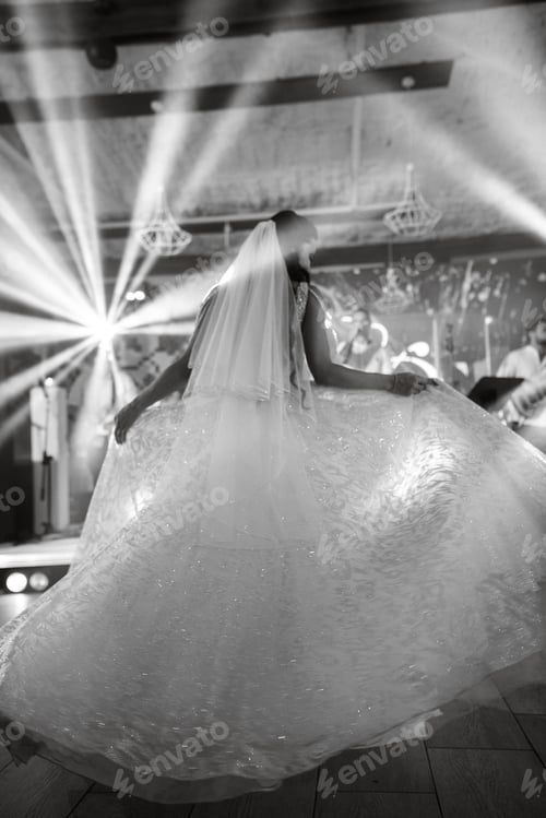 Preview: the first dance bride inside a restaurant