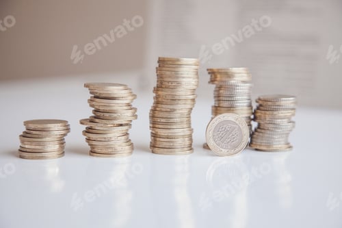 Monedas sobre fondo blanco