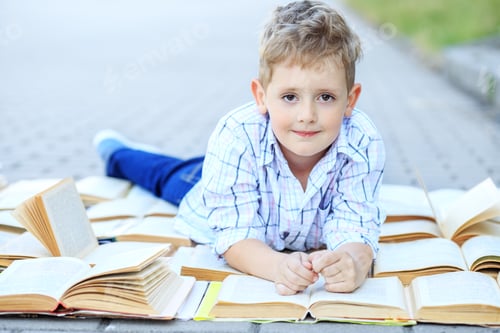 Preview: A little smart child is studying textbooks.
