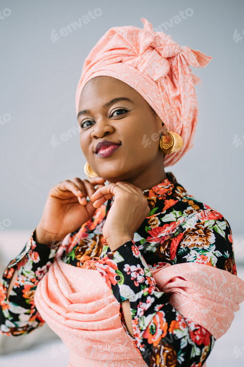 Preview: Beauty, ethnic people and fashion concept. African woman face portrait. Pretty smiling lady in pink