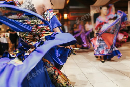 Vista previa: Woman performing romany dance and folk songs in national clothing