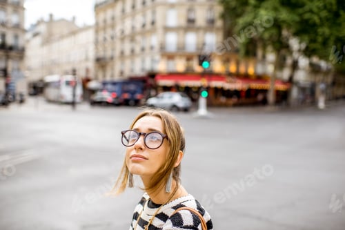 Preview: Woman walking in Paris