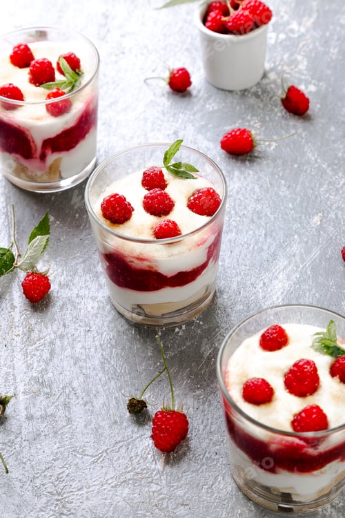 Preview: Tiramisu with raspberry in glasses
