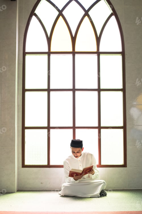 Preview: Muslim man studying The Quran