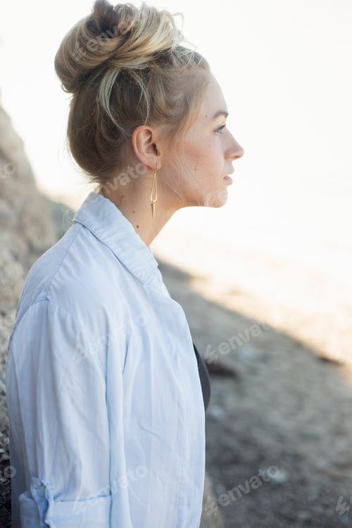 Preview: Blonde Woman Posing Outside with Modern Gold Earring