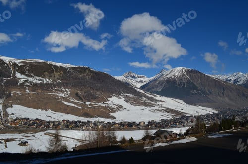Preview: mountains, a village in a mountain valley