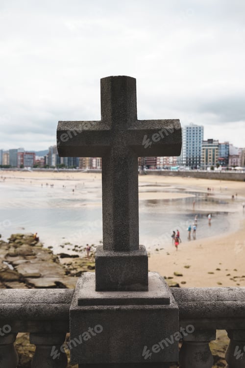 Preview: Cross on sea embankment in city
