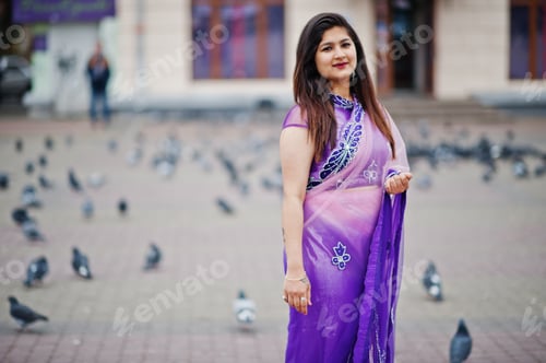 Aperçu: Indian hindu girl at traditional violet saree