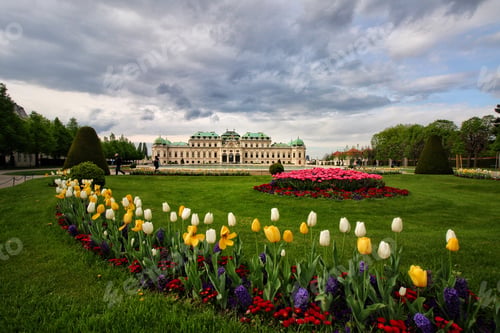 Preview: Beautiful Royal garden in Vienna with people running and strolling along the park