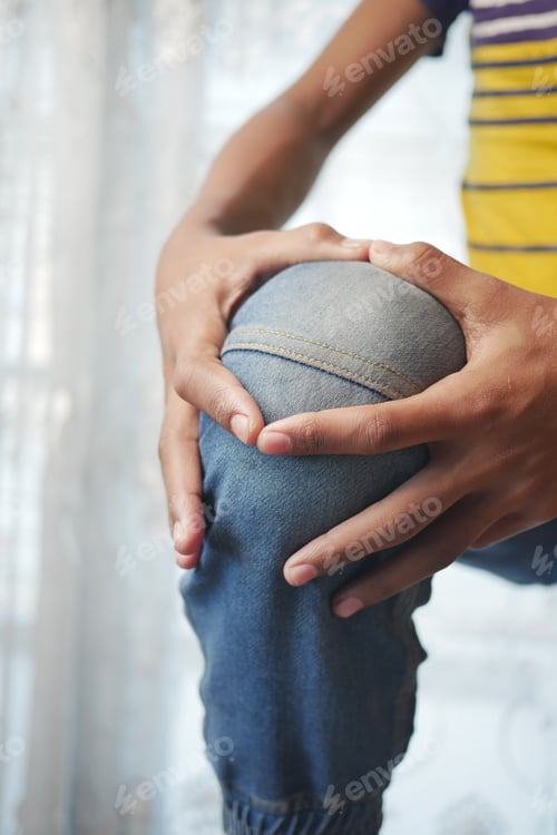 Preview: Close up on man suffering knee joint pain