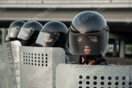 Preview: Police in protective gear