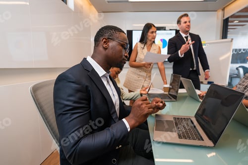 Preview: Group of professional business people are working in the creative office.