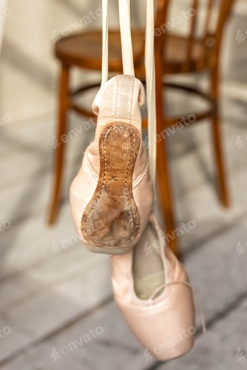 Vista previa: Beige pointe shoes hang on the machine of a ballerina. Workplace of dancers