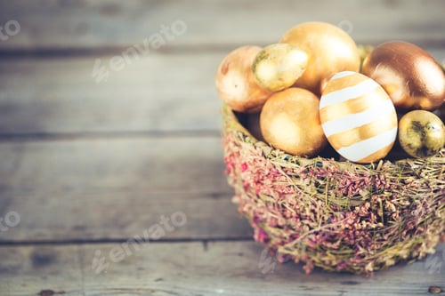 Preview: easter eggs colored with golden paint in differen patterns.
