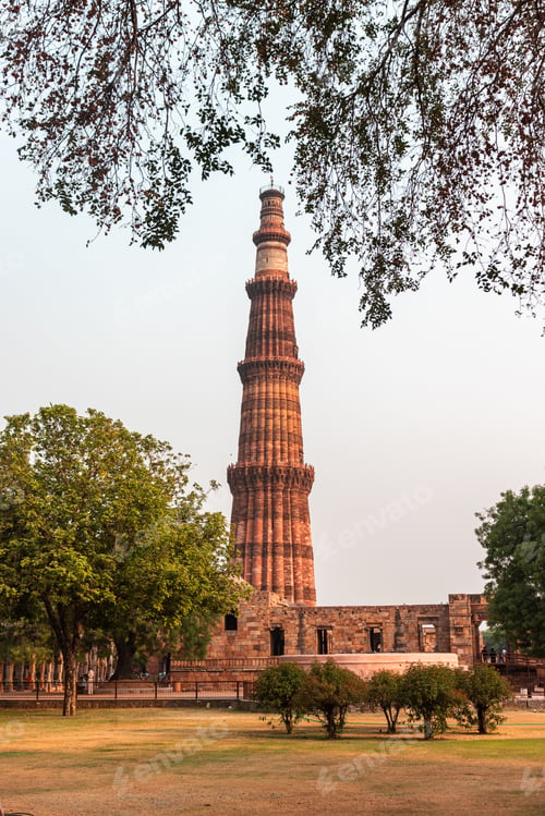 Preview: Vertical shot of the Qutb Minar in New Delhi, India