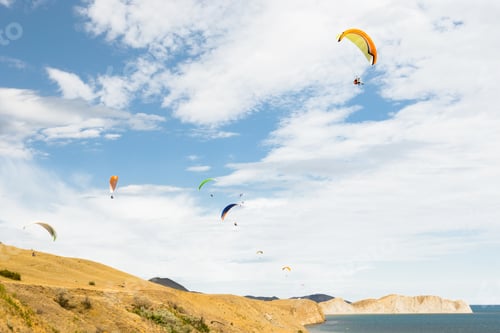 Preview: paraplane flying high up