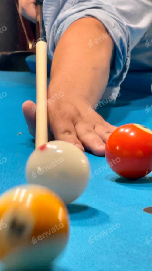 Preview: Man playing billiards
