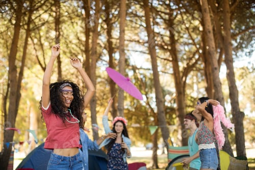Preview: Happy young friends enjoying at countryside