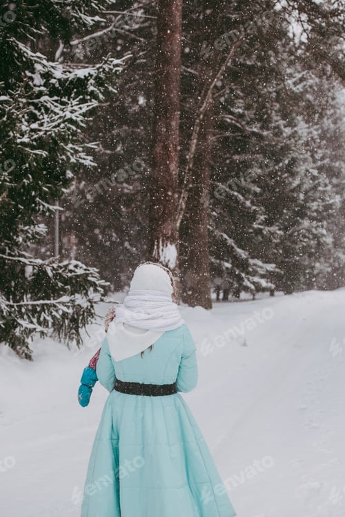 Preview: Woman in winter forest
