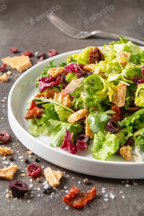 Fresh Salad with Dried Tomatoes and Sesame Sticks