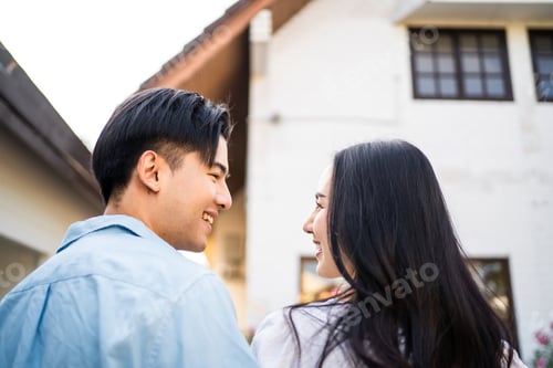 Preview: Smiling Couple Face Each Other Outdoors