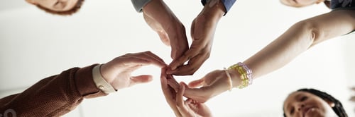Preview: Header Image Children in Team Building Exercise