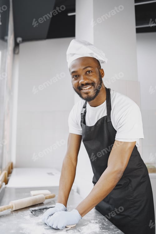 Vista previa: Chef alegre preparando masa para pizza en panadería