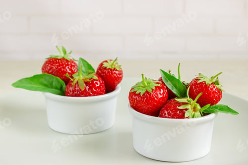 Preview: Ripe strawberries anf mint in a bowl