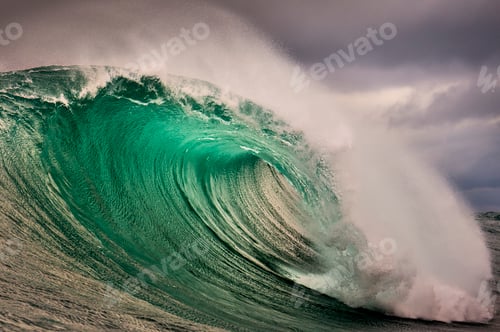 Preview: Majestic wave curling in the ocean