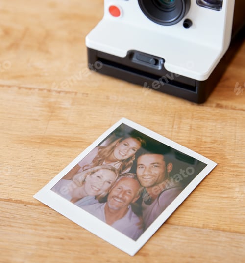 Preview: Vintage Instant Film Camera With Print Of Senior Parents And Adult Offspring Posing For Selfie