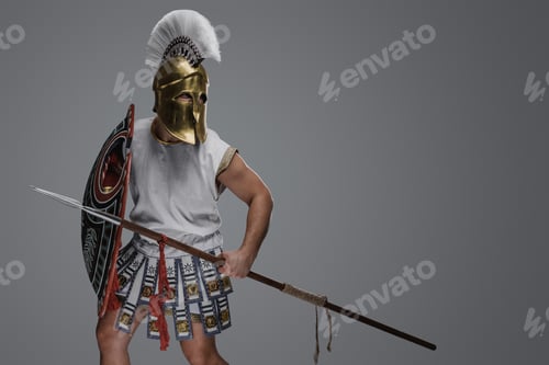 Vista previa: Combative spearman from antique greece against gray background
