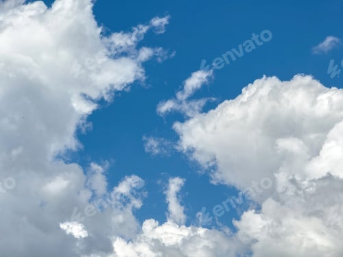 Vorschau: Blauer Himmel mit Wolken, sonniger Tag. Weiße, flauschige Wolkenlandschaft, Naturhintergrund